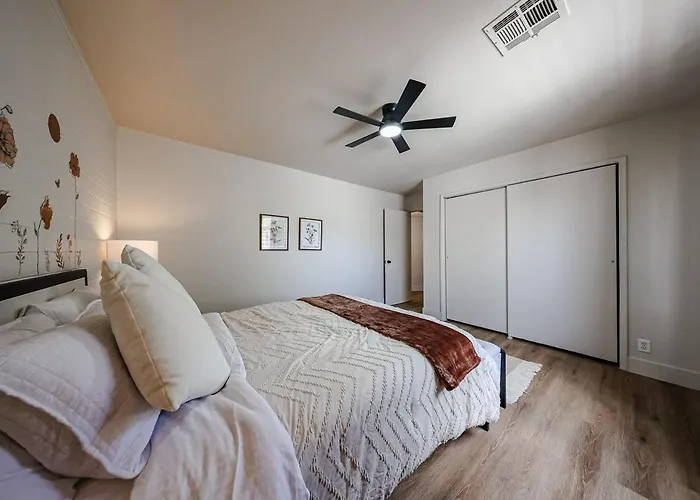#10 Desert Bloom Escape Value 2br Midtown Phx Apartment