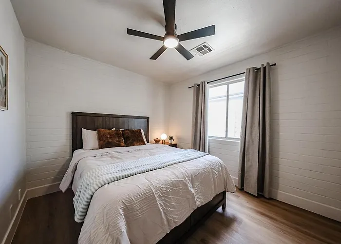 #10 Desert Bloom Escape Value 2br Midtown Phx Apartment